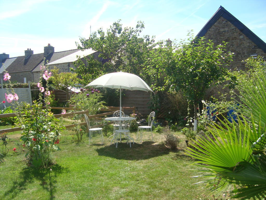 La Medina Bed & Breakfast Surtainville Oda fotoğraf